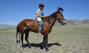 Трусисы төмен тартылған әйелдің суреті