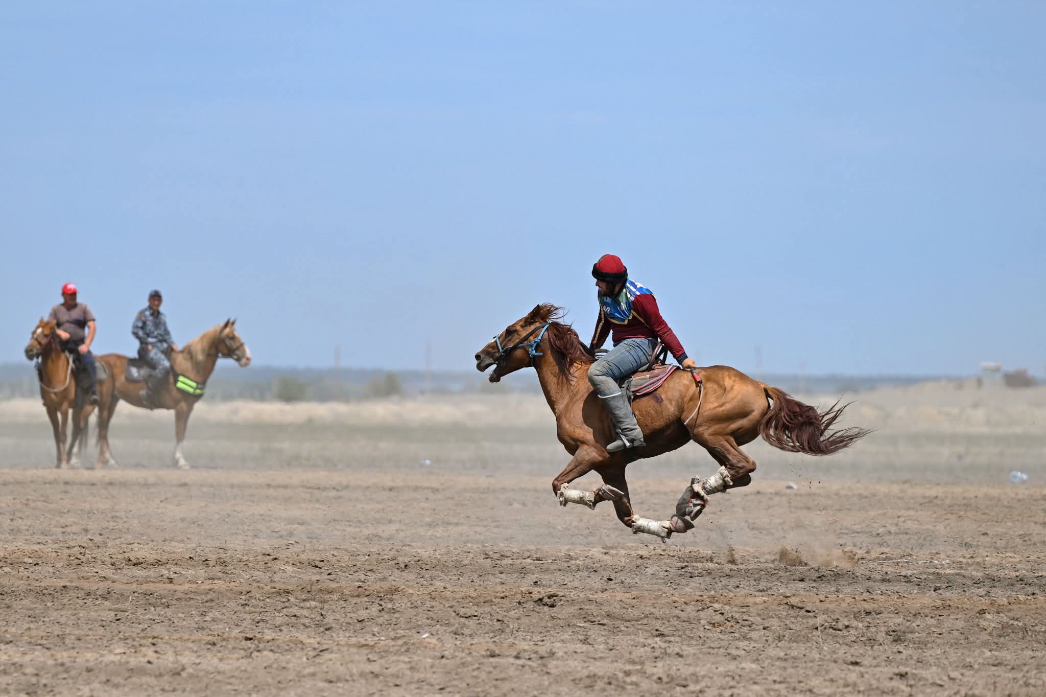 Спортшылардың кеуделерін жарқыратып жатқан бейнелер